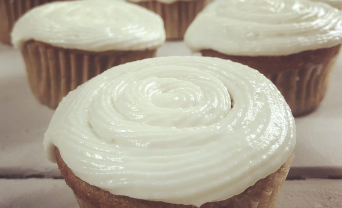 vanilla chai cupcakes with bourbon vanilla bean icing
